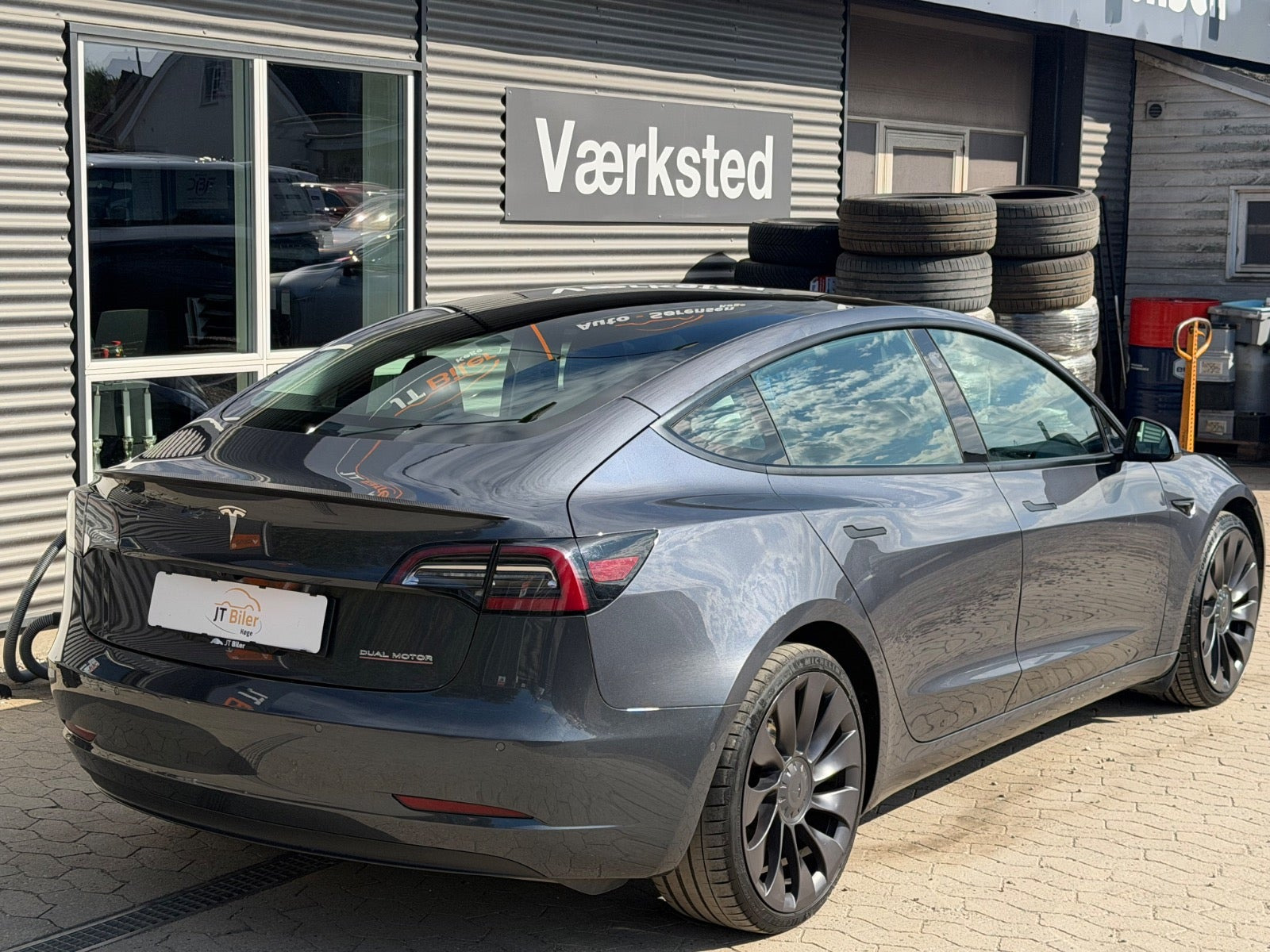 Grå Tesla Model 3 fra 2021