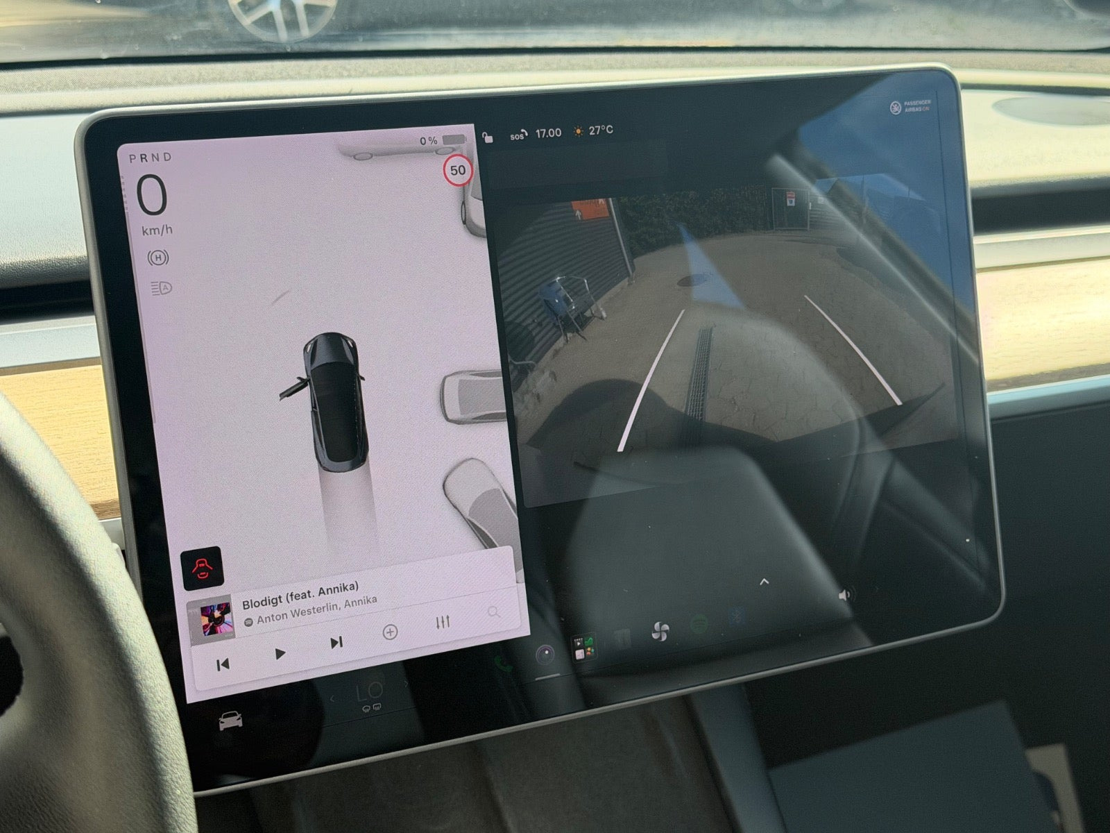 Grå Tesla Model 3 fra 2021