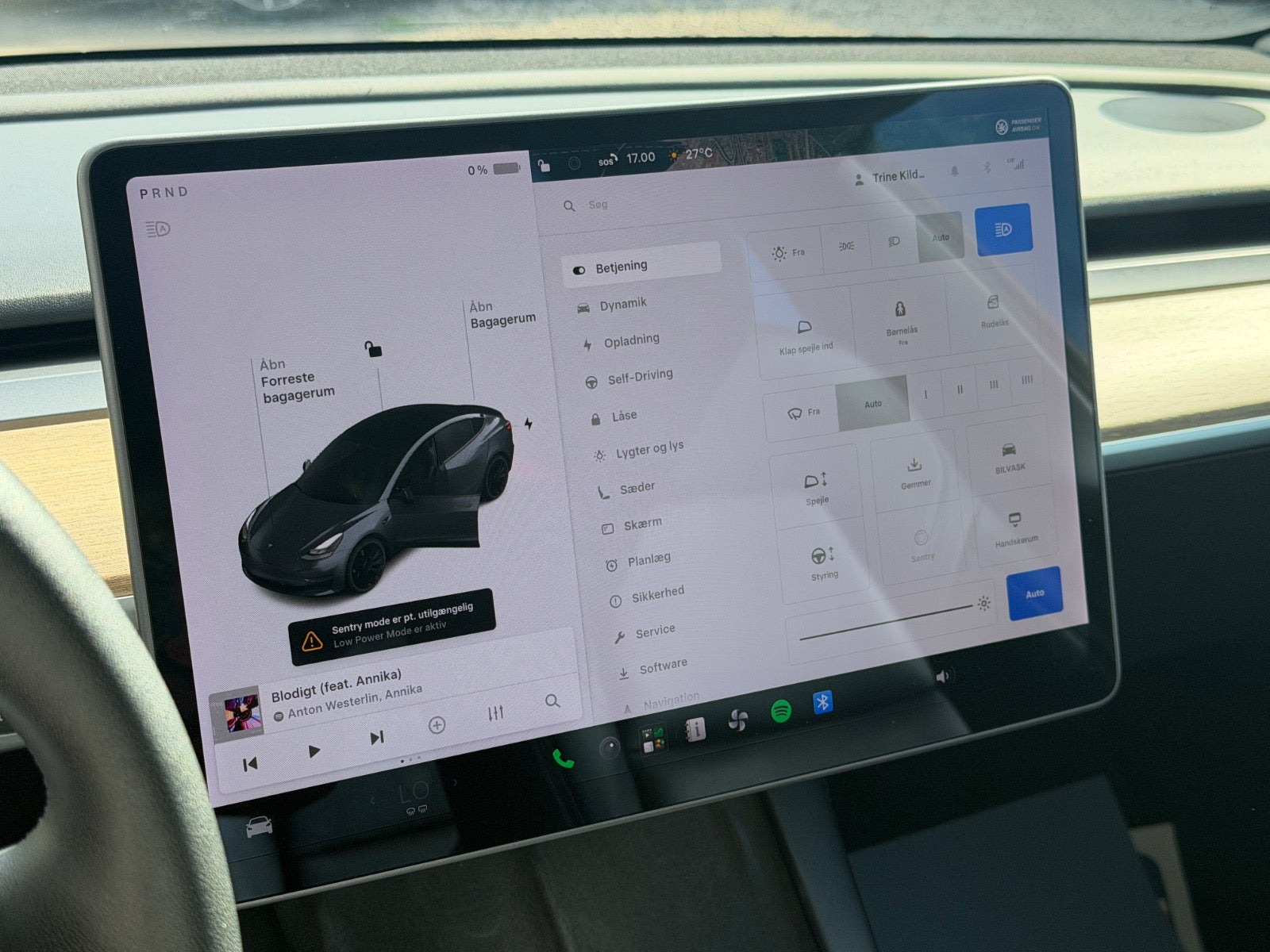Grå Tesla Model 3 fra 2021