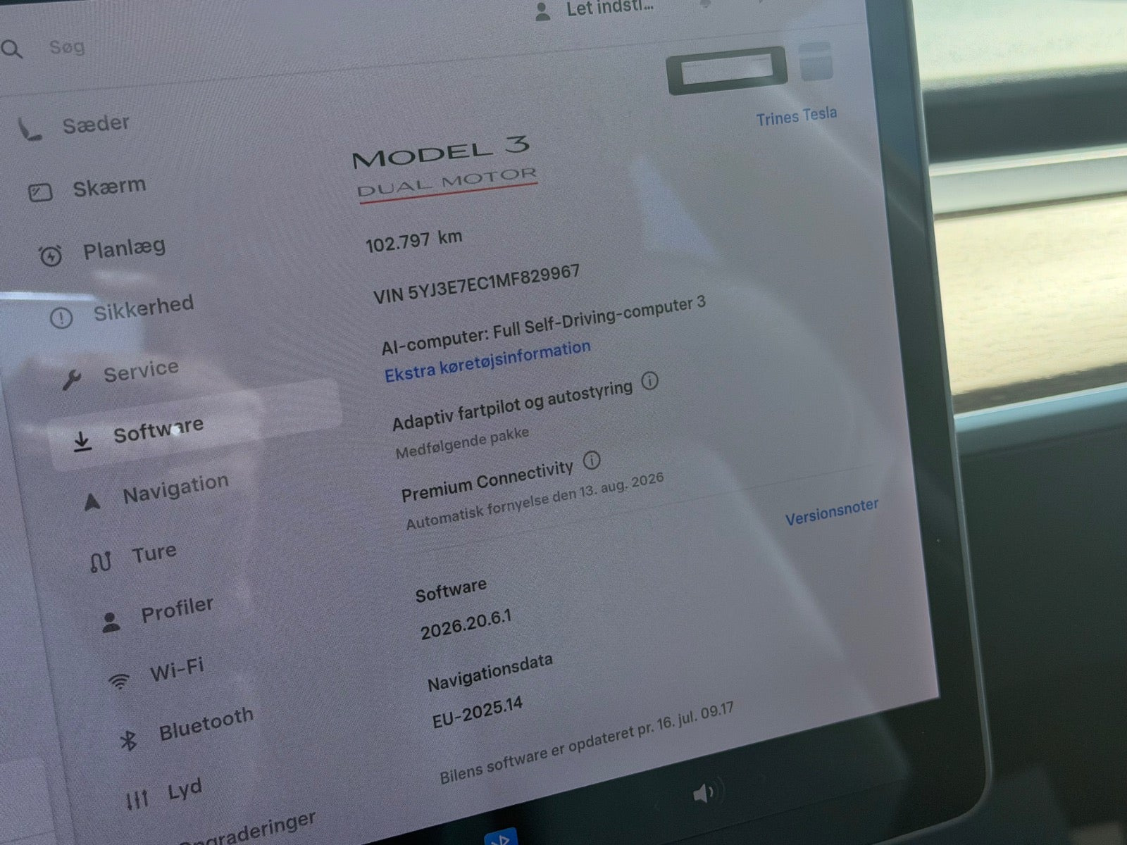 Grå Tesla Model 3 fra 2021
