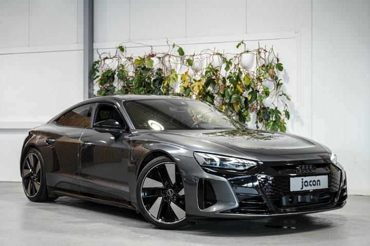 Grå Audi e-tron GT fra 2023 set udefra