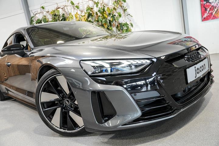 Grå Audi e-tron GT fra 2023