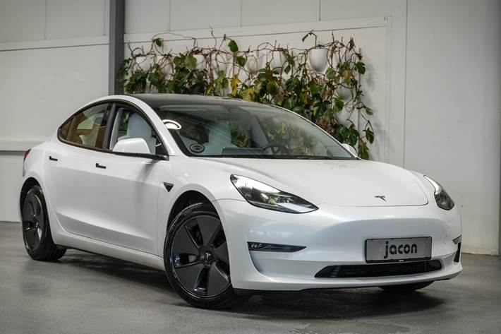 Hvid Tesla Model 3 fra 2021