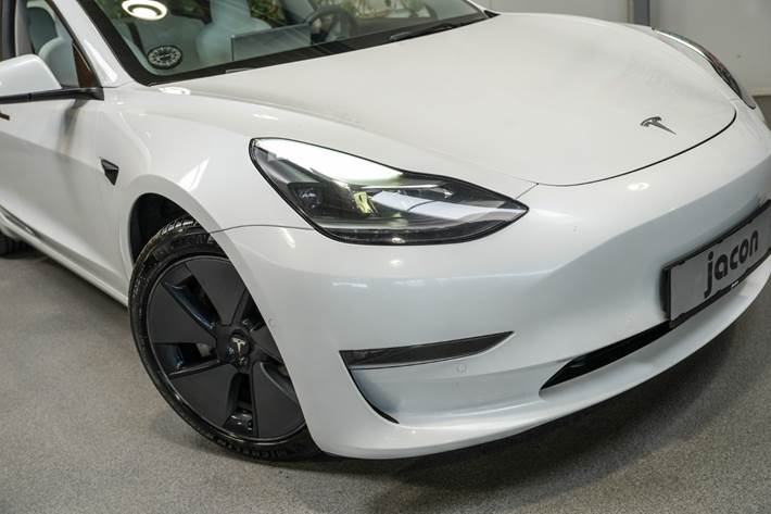 Hvid Tesla Model 3 fra 2021