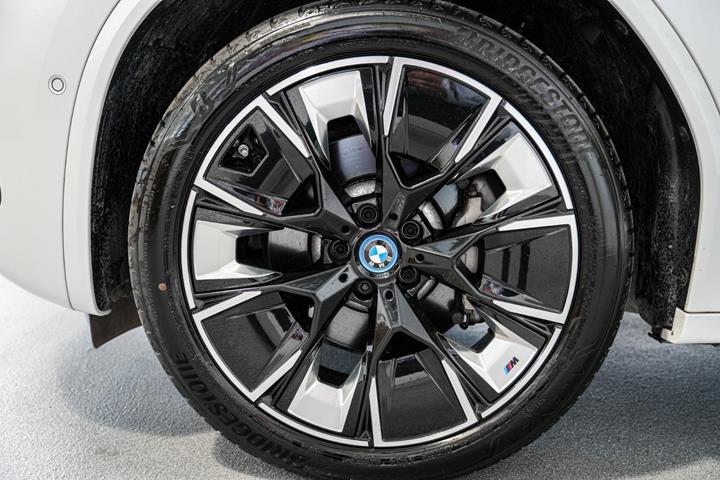 Hvid BMW iX3 fra 2023