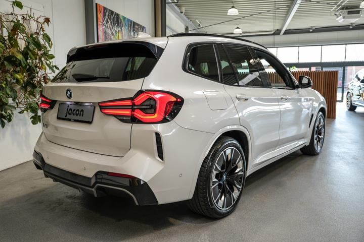 Hvid BMW iX3 fra 2023