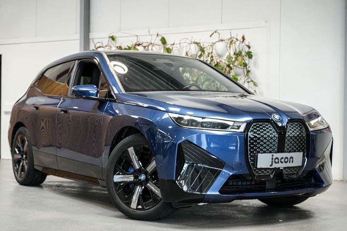 Blå BMW iX fra 2022