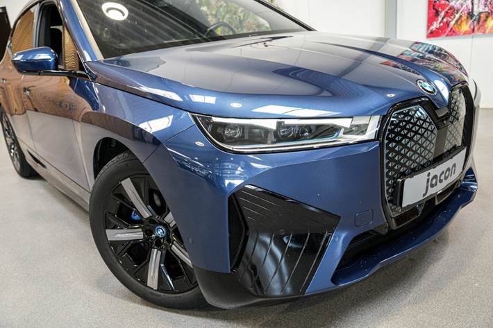 Blå BMW iX fra 2022