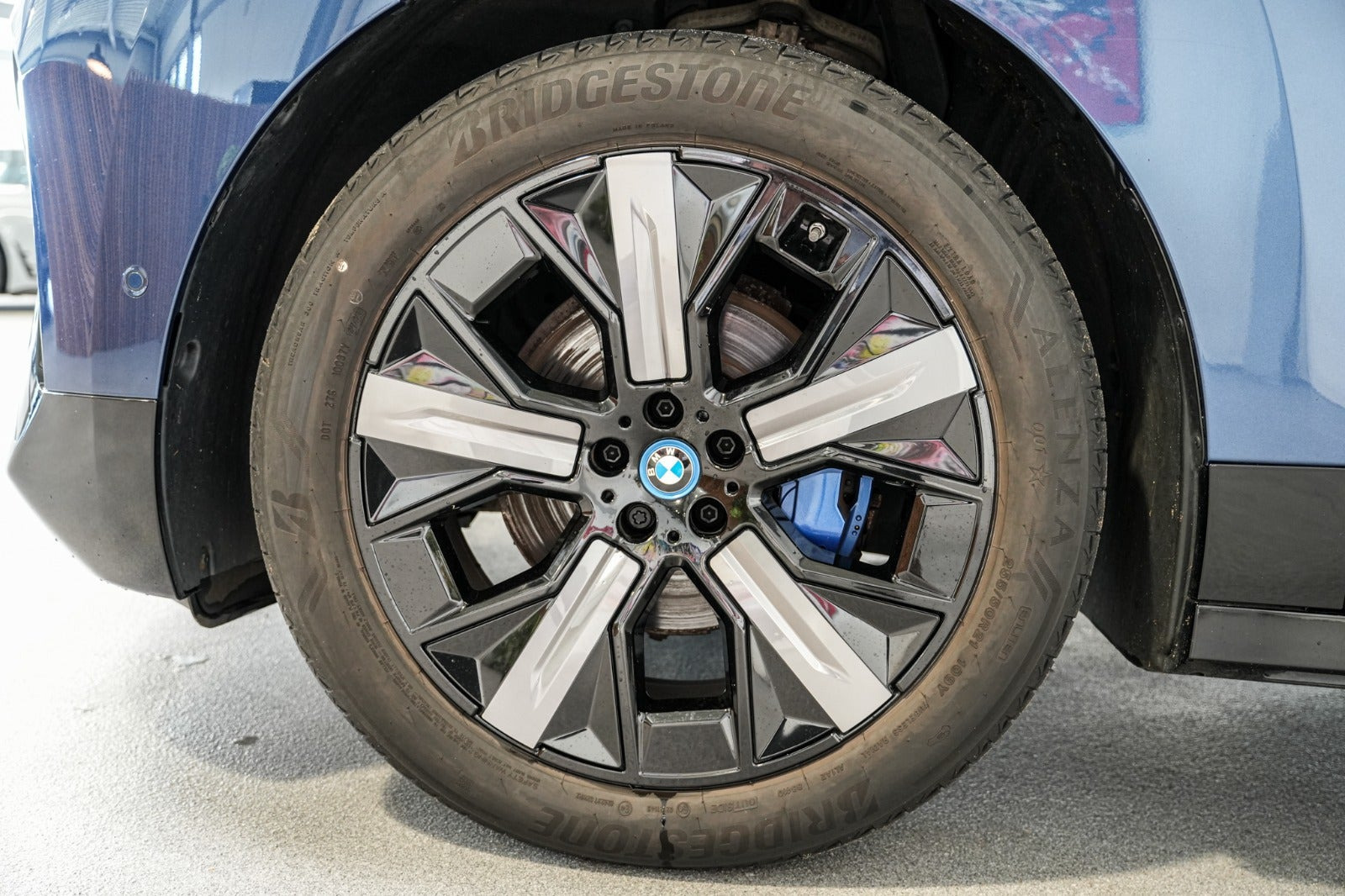 Blå BMW iX fra 2022