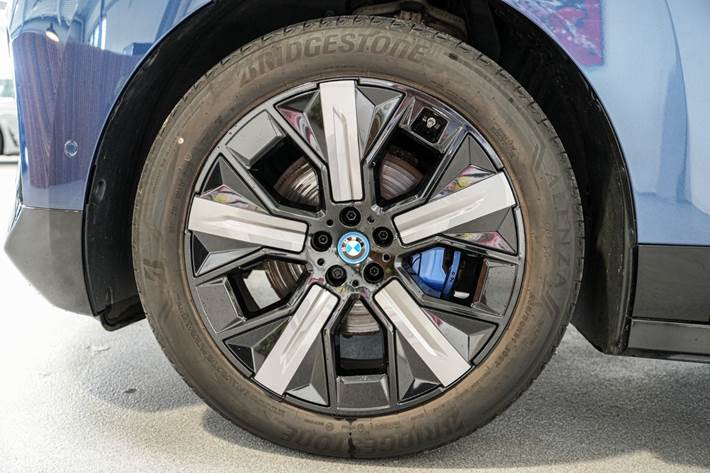 Blå BMW iX fra 2022