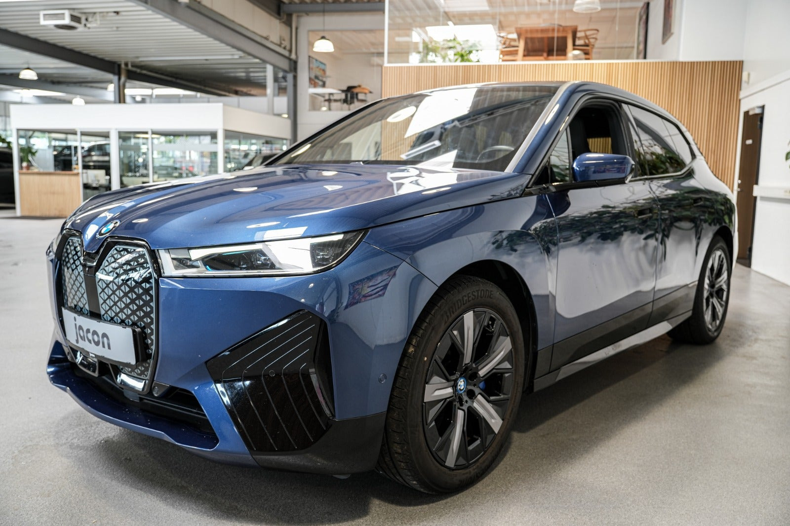 Blå BMW iX fra 2022