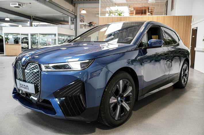 Blå BMW iX fra 2022