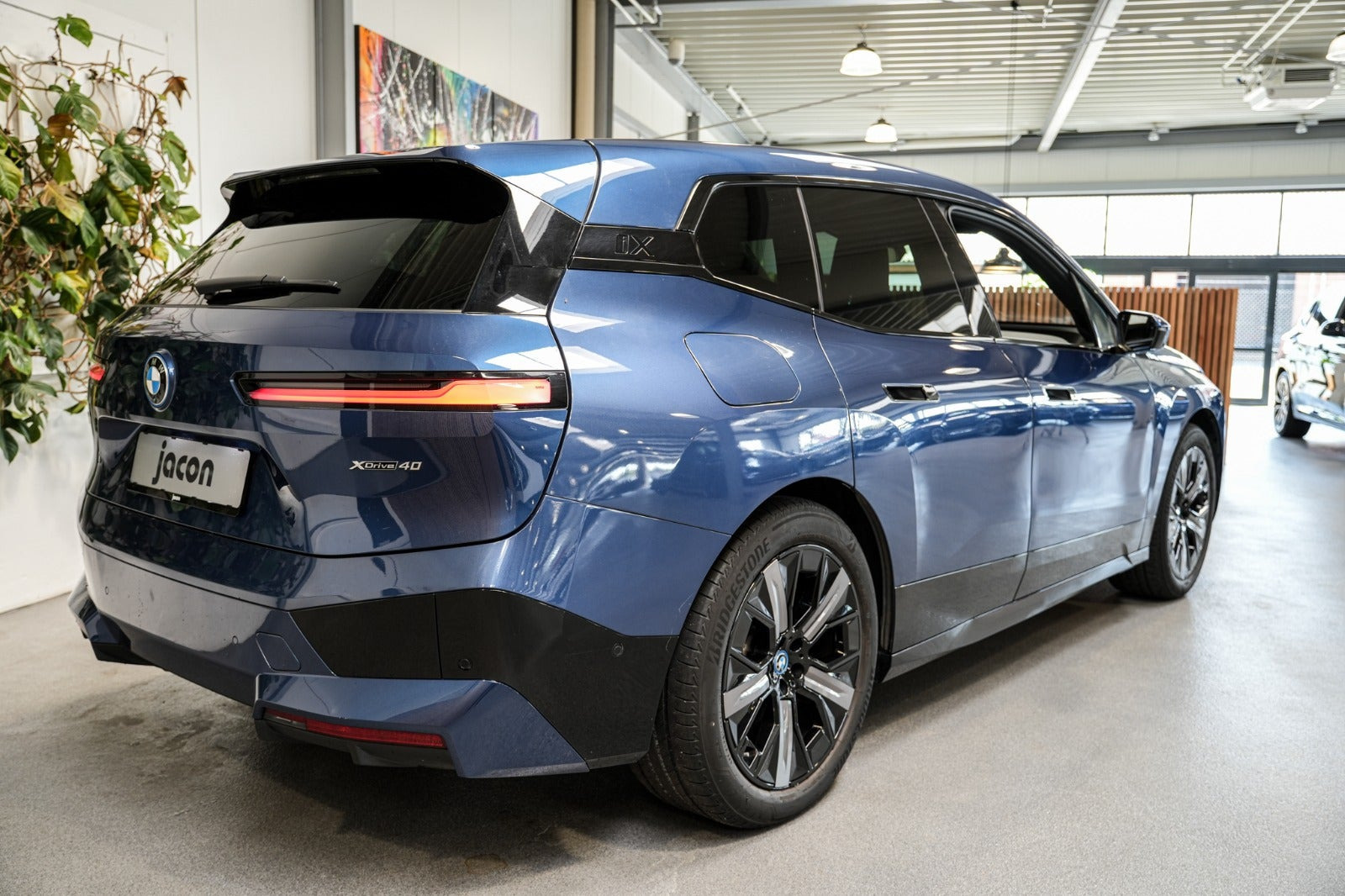 Blå BMW iX fra 2022