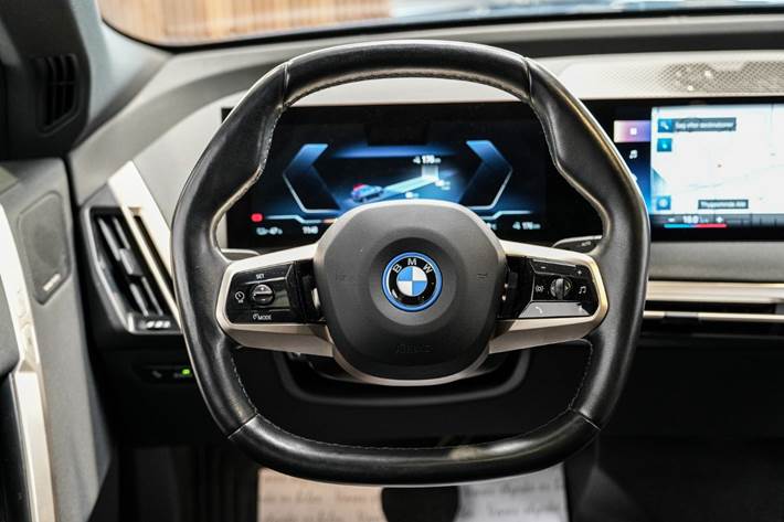 Blå BMW iX fra 2022
