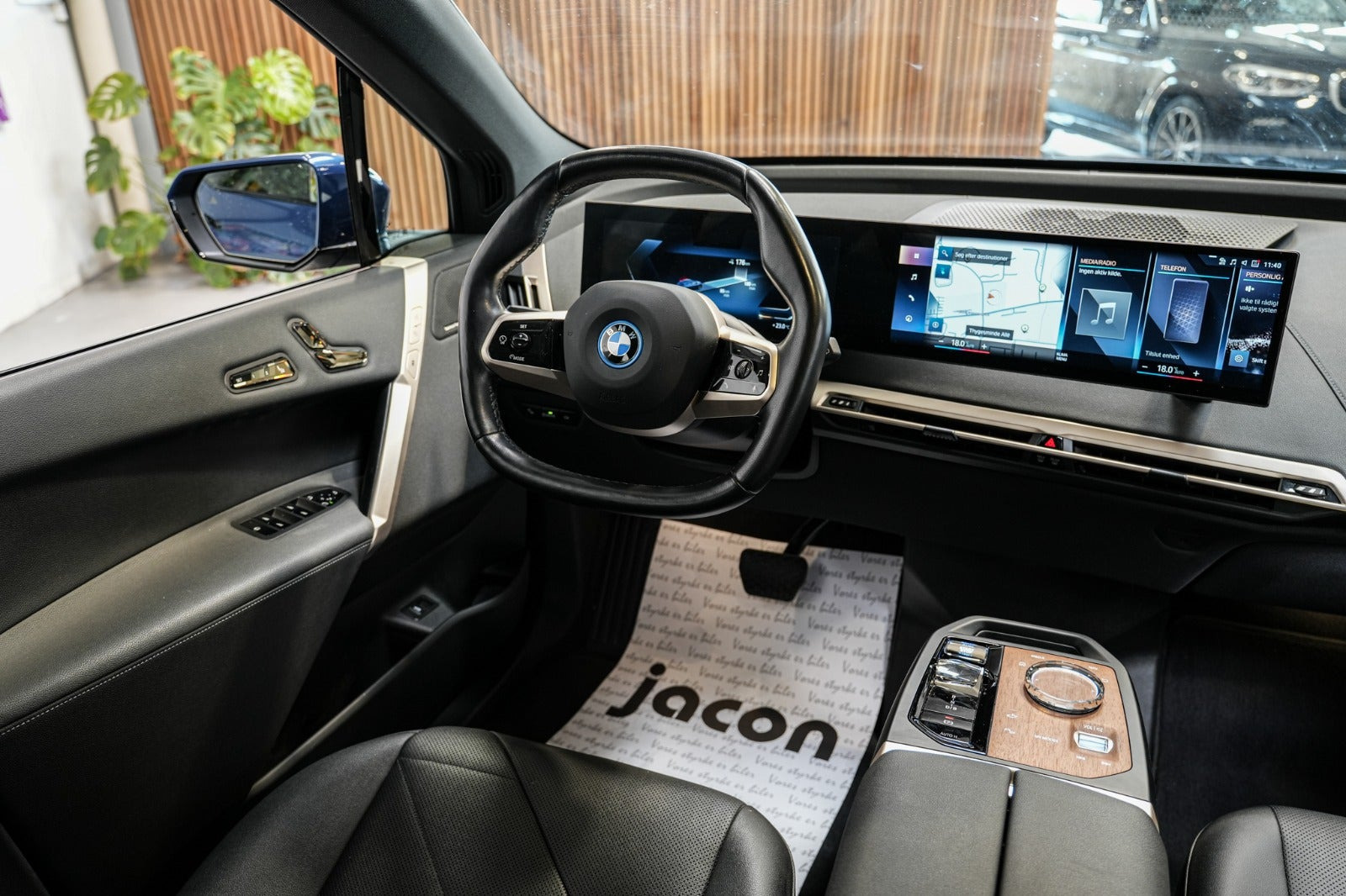 Blå BMW iX fra 2022