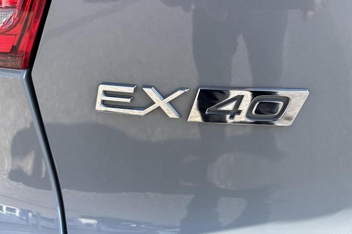 Grå Volvo EX40 fra 2024