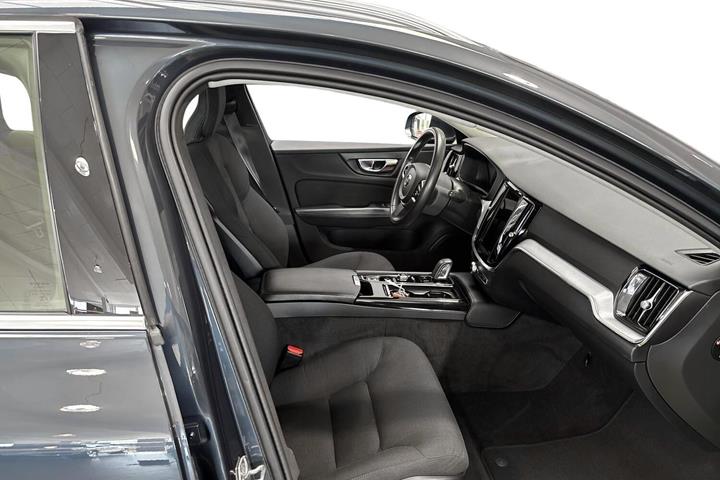 Blå Volvo V60 fra 2021