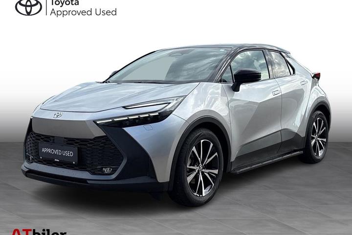 Sølv Toyota C-HR fra 2025 set udefra