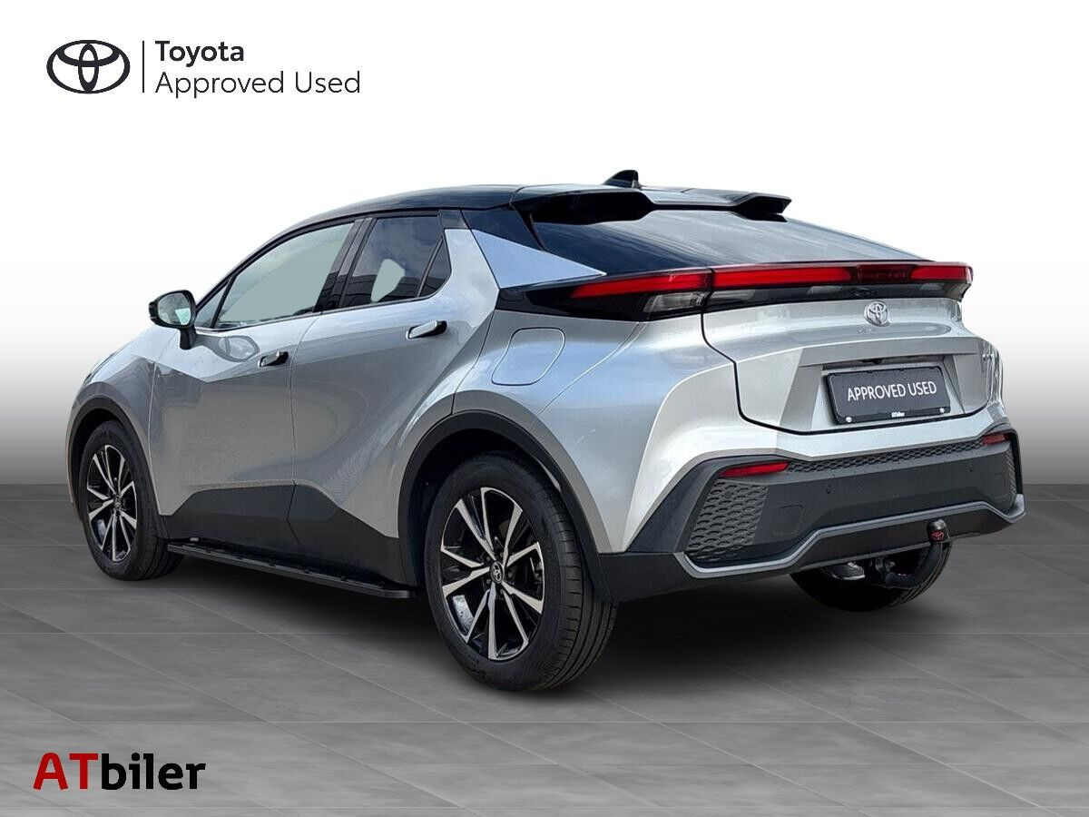 Sølv Toyota C-HR fra 2025