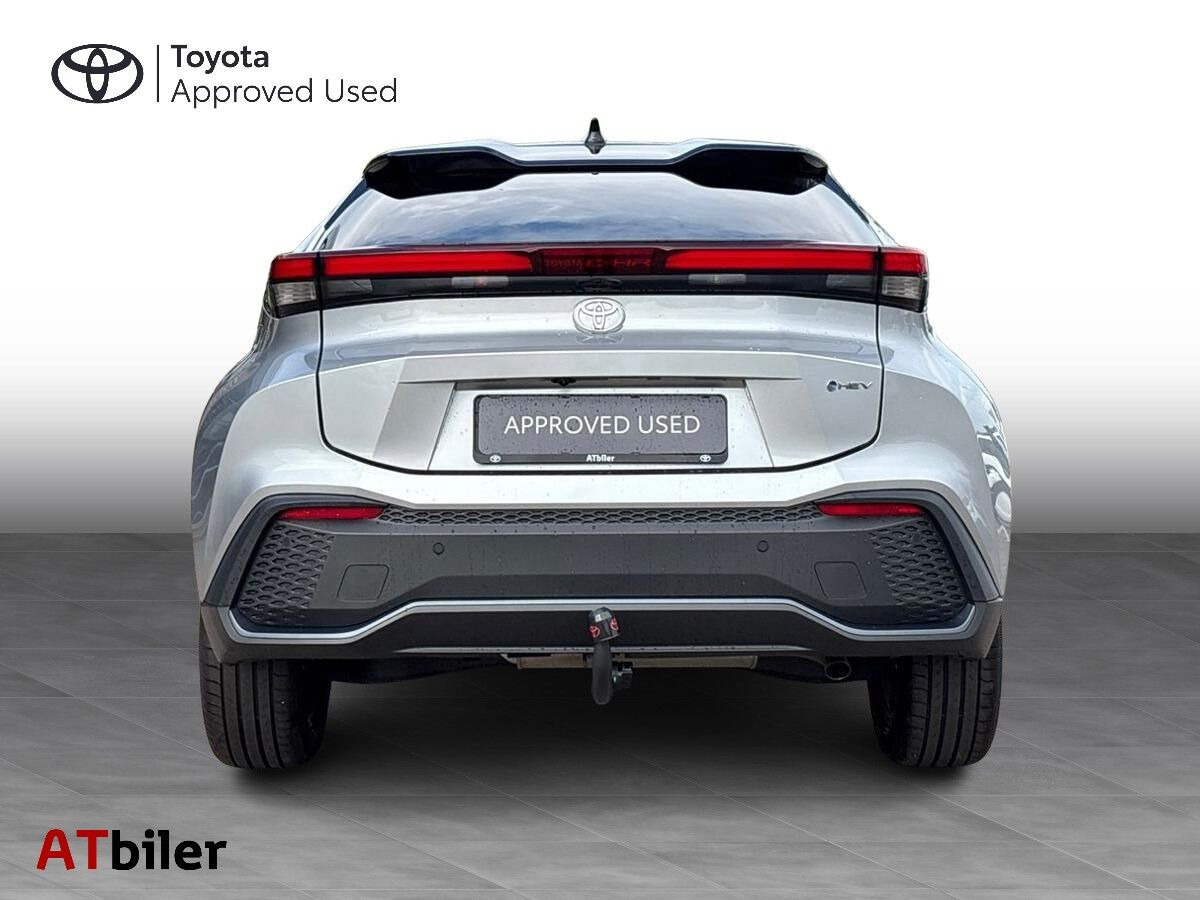 Sølv Toyota C-HR fra 2025