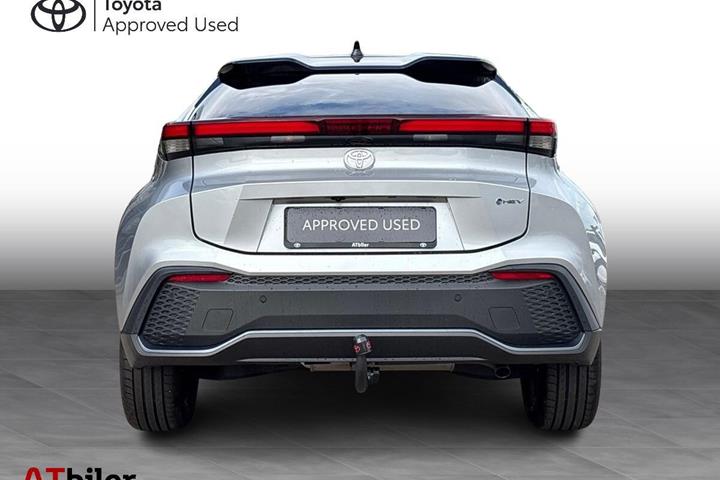 Sølv Toyota C-HR fra 2025