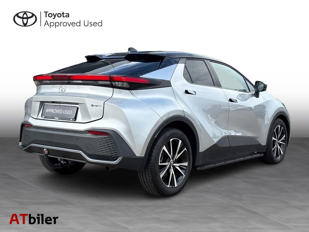 Sølv Toyota C-HR fra 2025