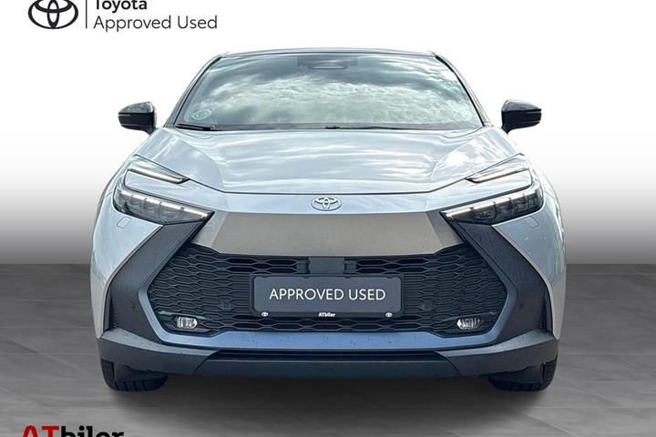 Sølv Toyota C-HR fra 2025