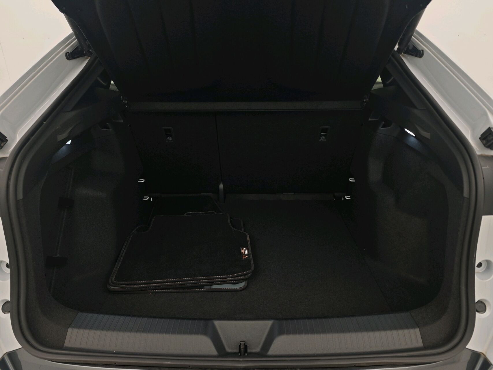 Hvid Cupra Tavascan fra 2025
