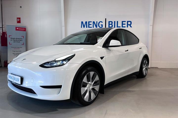 Hvid Tesla Model Y fra 2023 set udefra