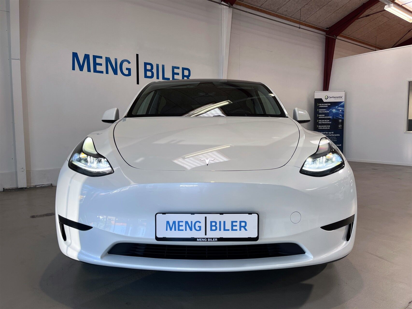 Hvid Tesla Model Y fra 2023