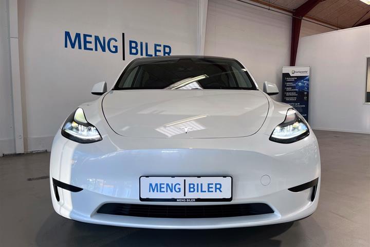 Hvid Tesla Model Y fra 2023