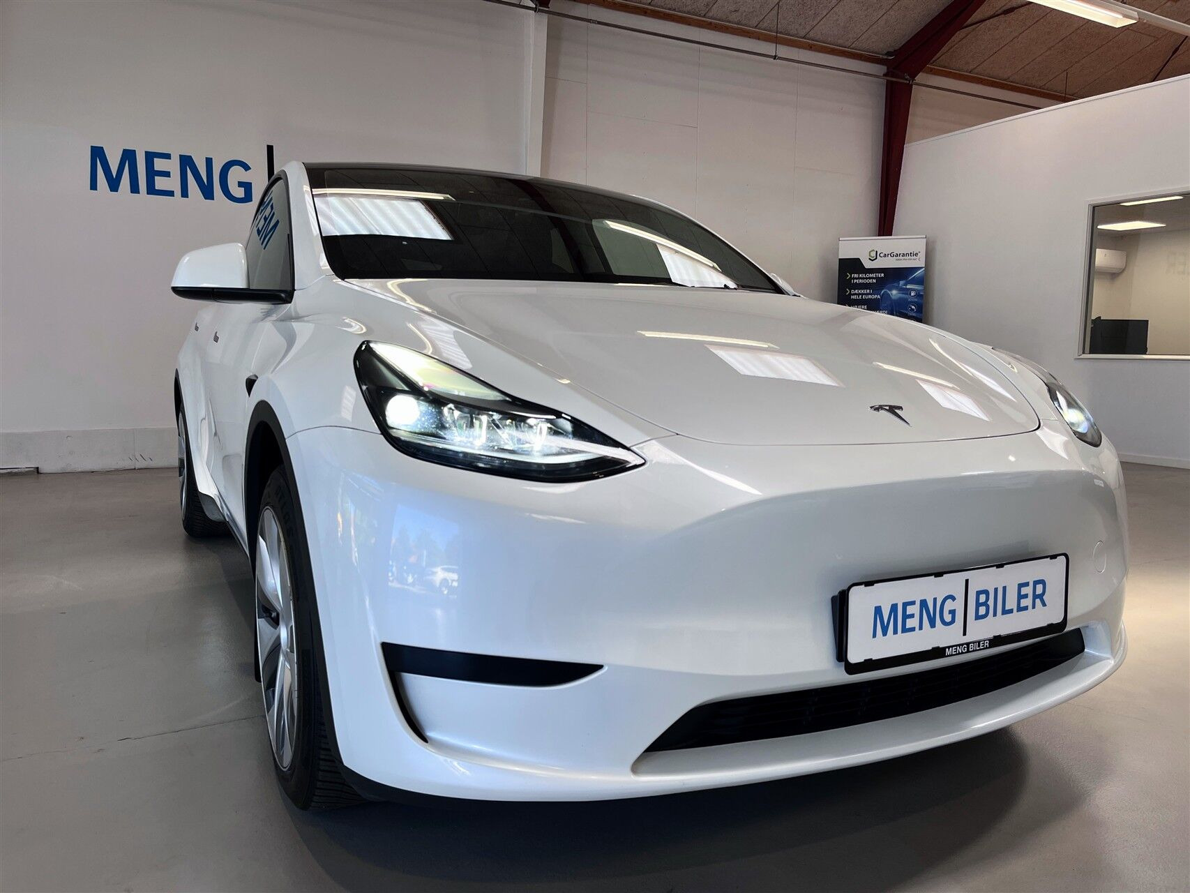 Hvid Tesla Model Y fra 2023
