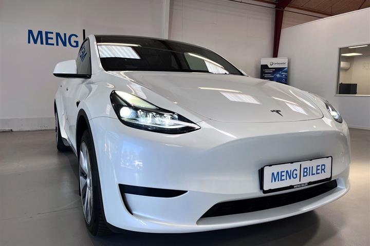 Hvid Tesla Model Y fra 2023