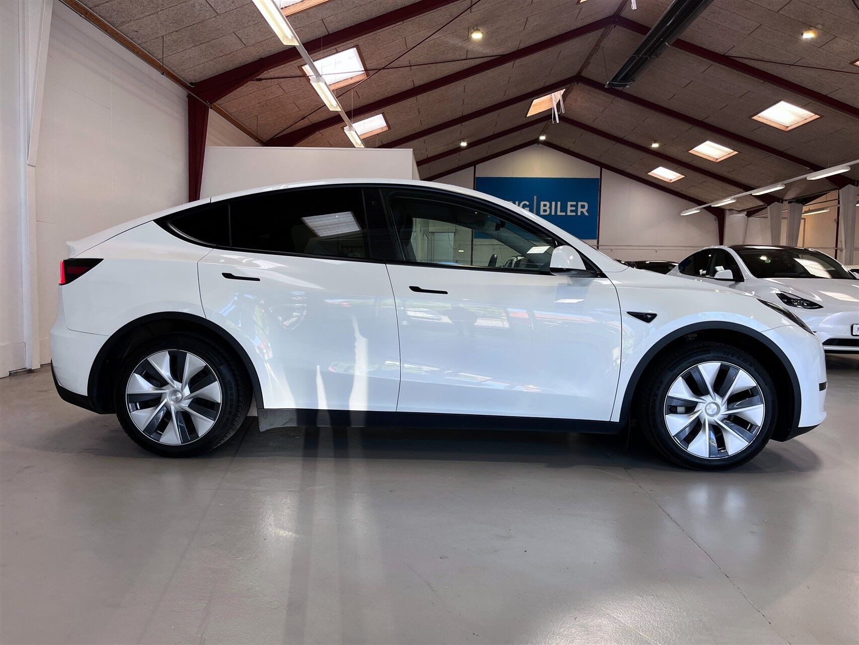 Hvid Tesla Model Y fra 2023