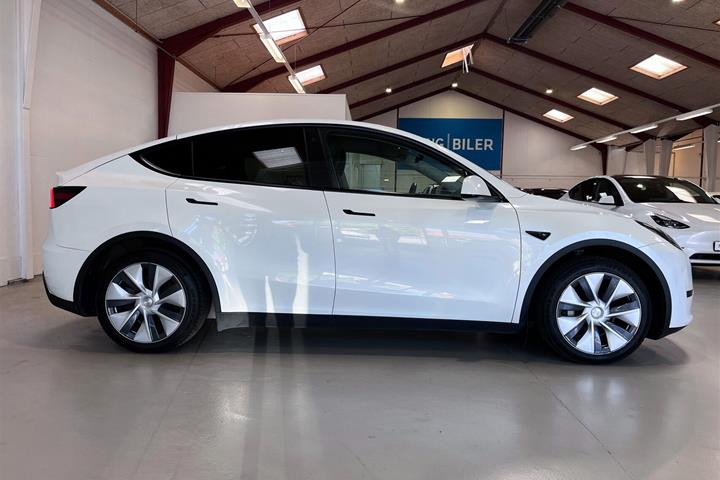 Hvid Tesla Model Y fra 2023