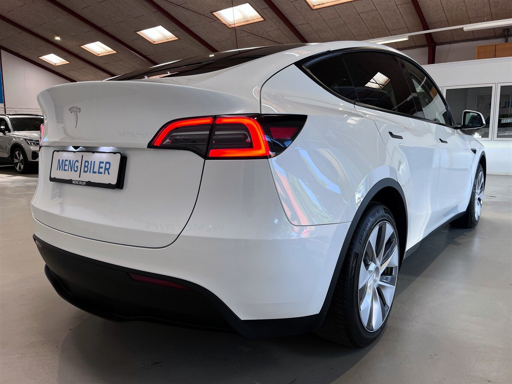 Hvid Tesla Model Y fra 2023
