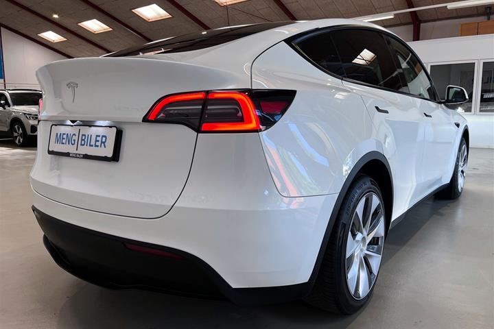Hvid Tesla Model Y fra 2023