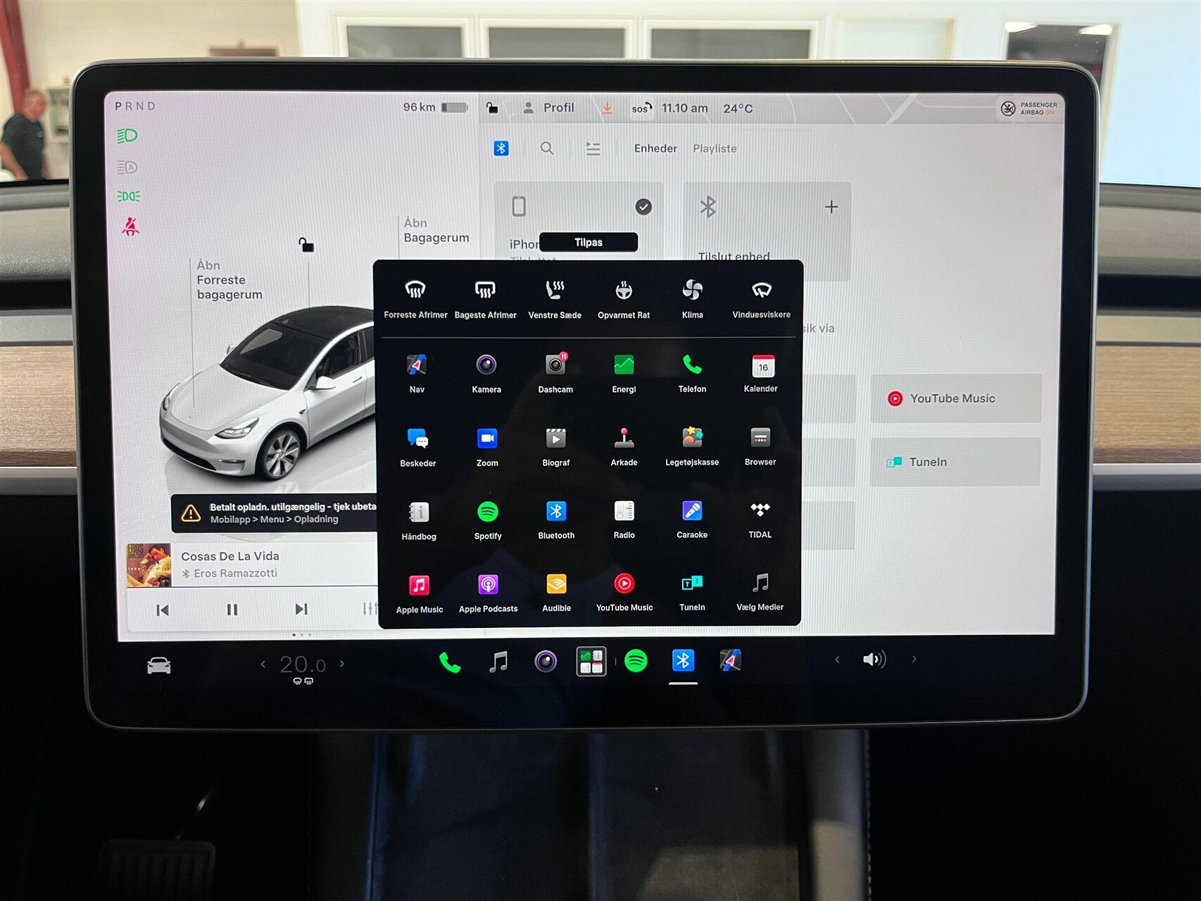 Hvid Tesla Model Y fra 2023