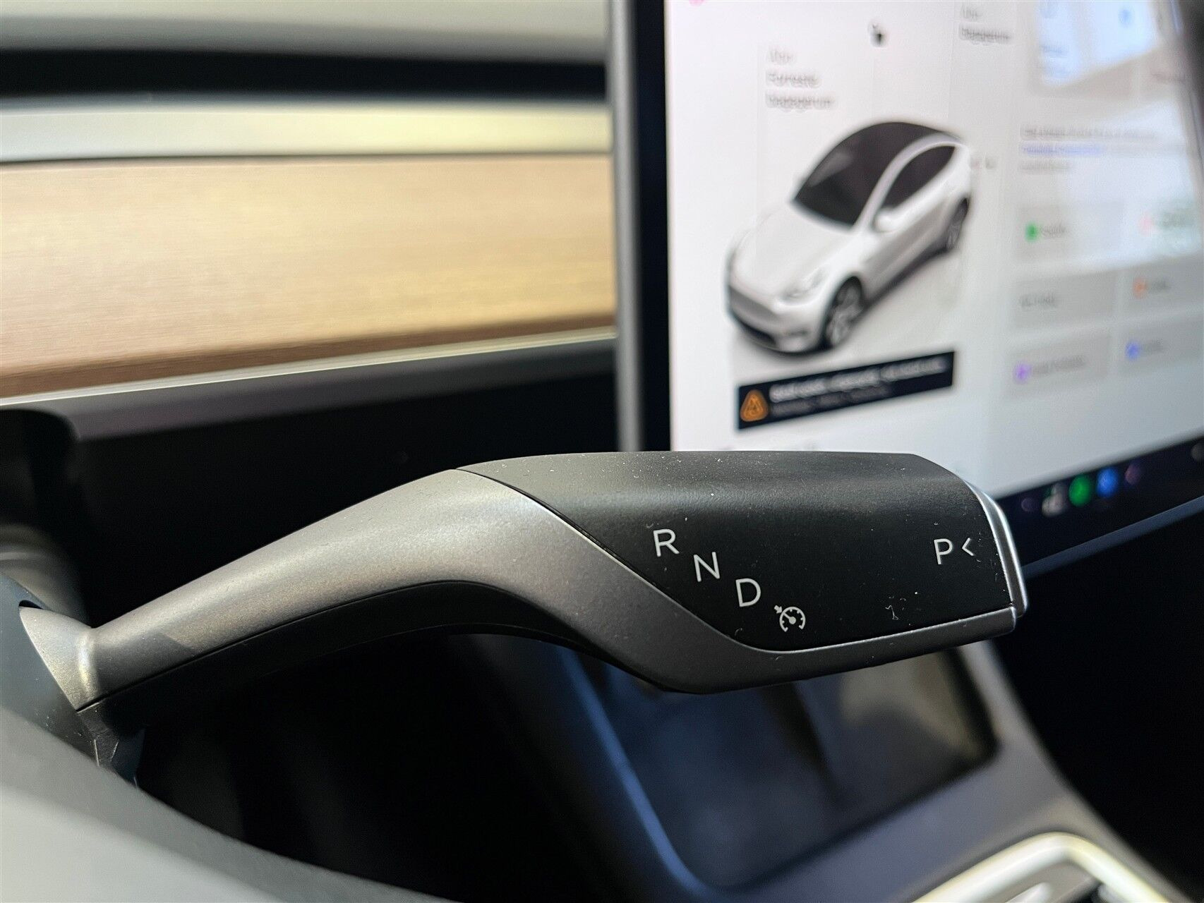 Hvid Tesla Model Y fra 2023