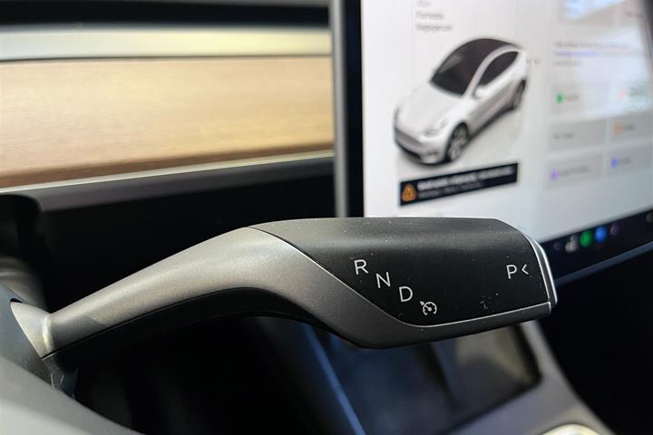 Hvid Tesla Model Y fra 2023