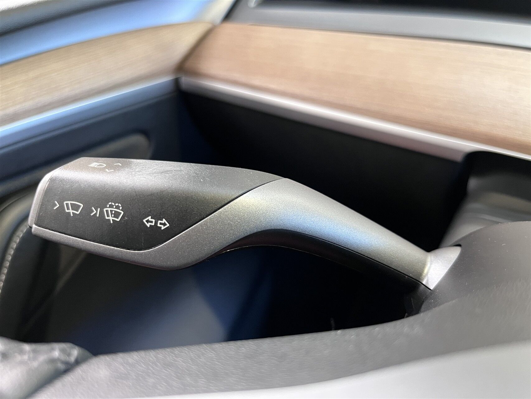 Hvid Tesla Model Y fra 2023