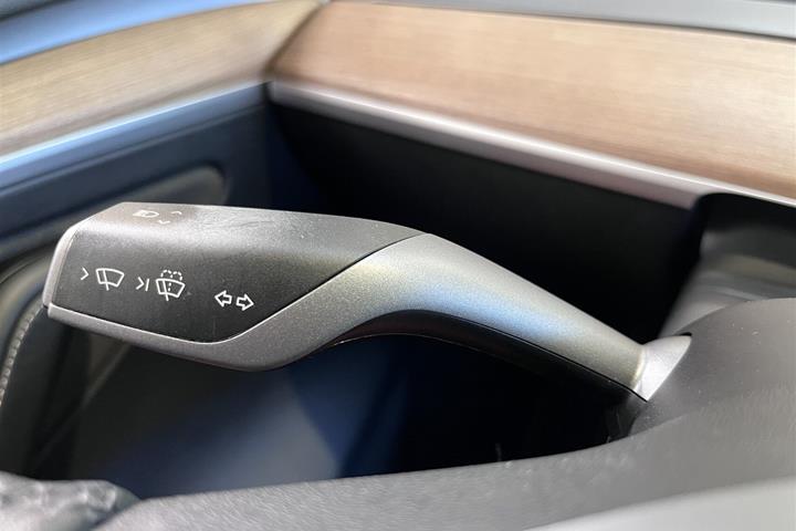 Hvid Tesla Model Y fra 2023