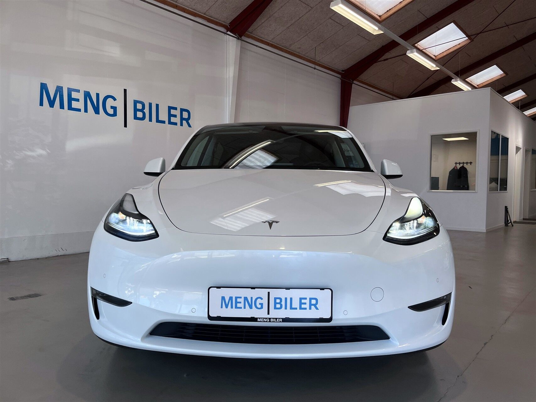 Hvid Tesla Model Y fra 2022