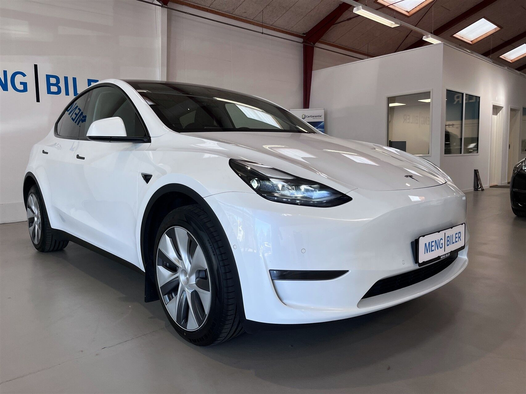 Hvid Tesla Model Y fra 2022
