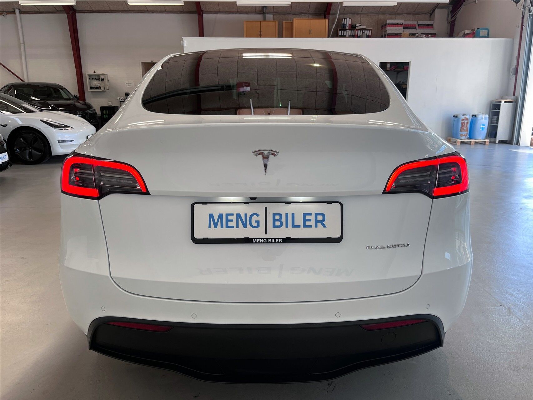Hvid Tesla Model Y fra 2022