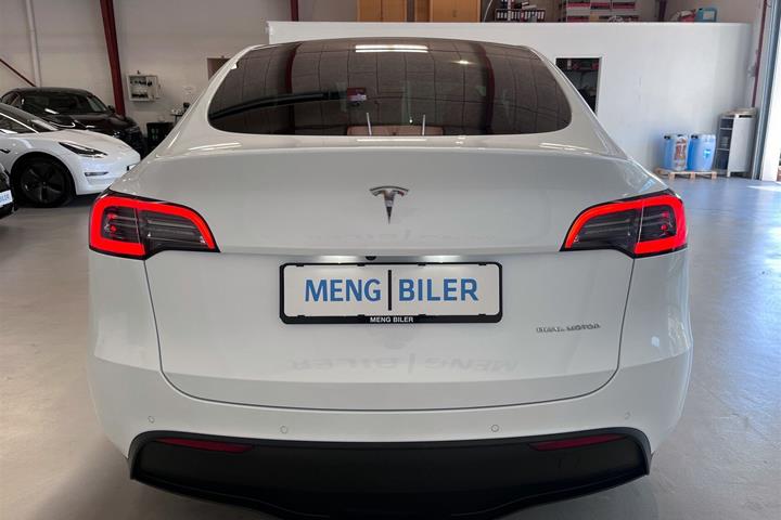 Hvid Tesla Model Y fra 2022