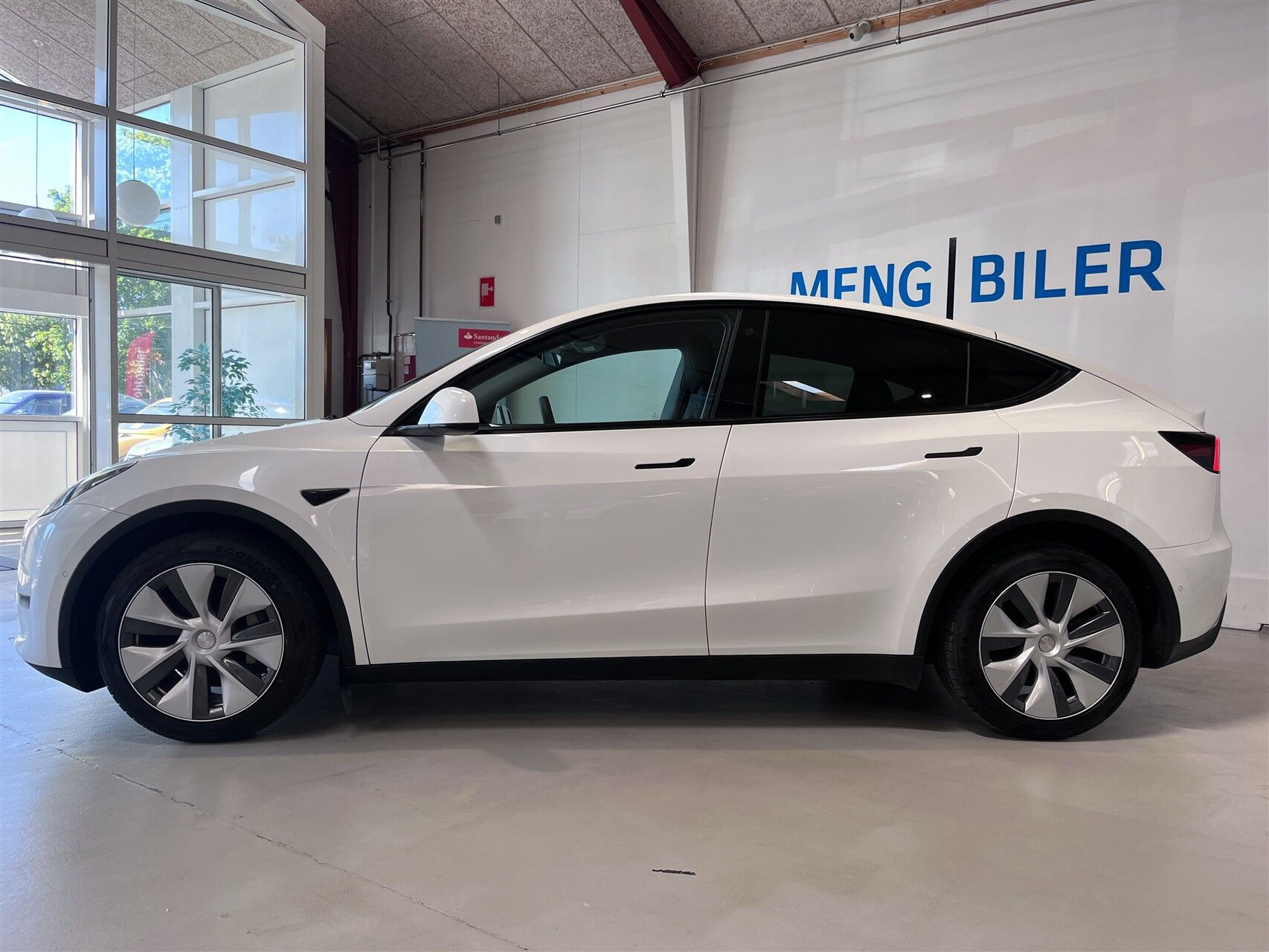 Hvid Tesla Model Y fra 2022