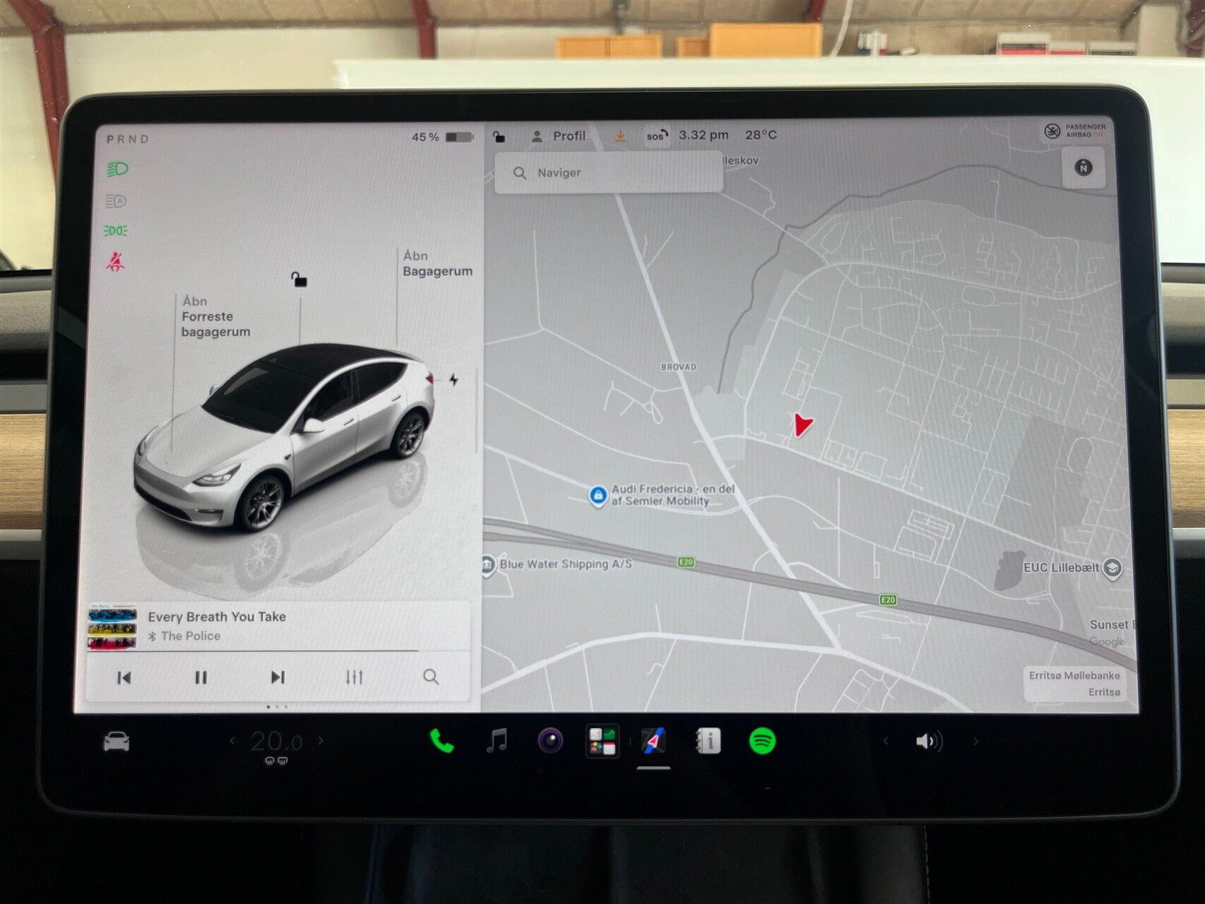 Hvid Tesla Model Y fra 2022