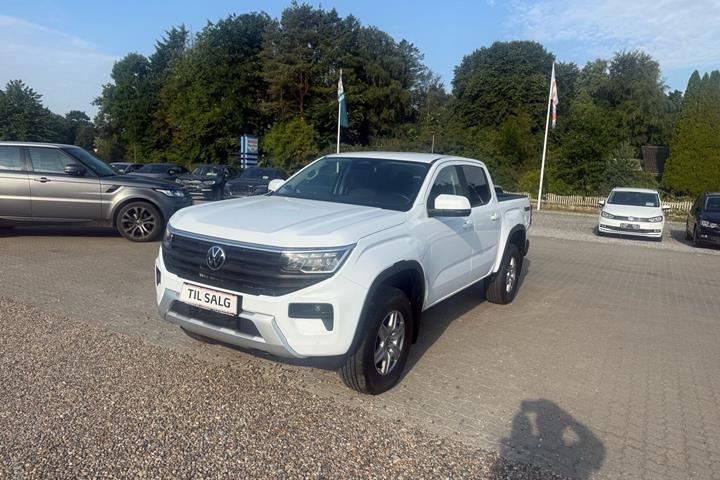 Hvid VW Amarok fra 2024 set udefra