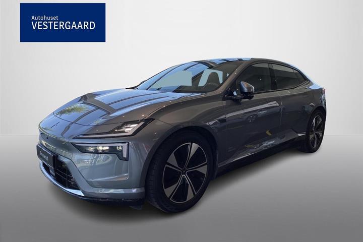 Grå Polestar 4 fra 2025 set udefra